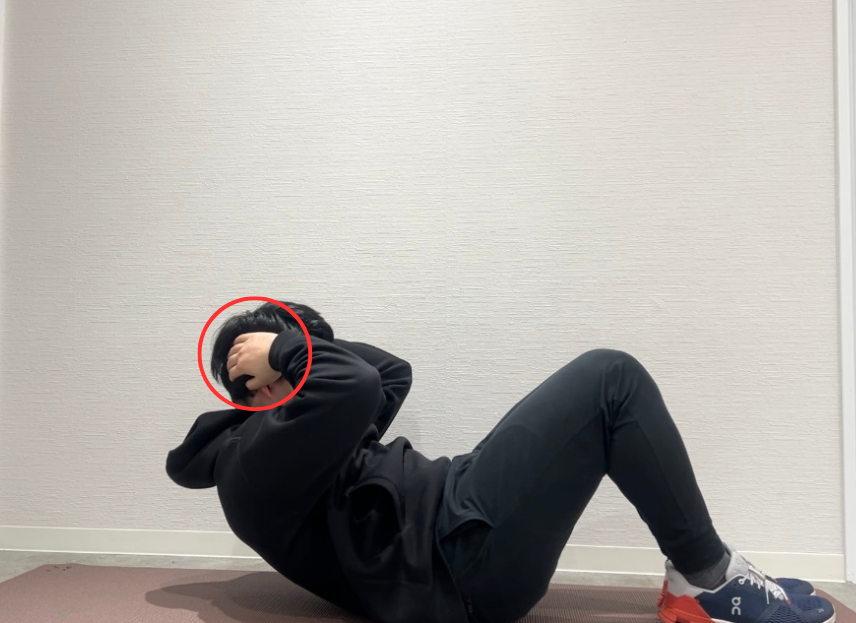 腹筋トレーニングの解説をしているトレーナー