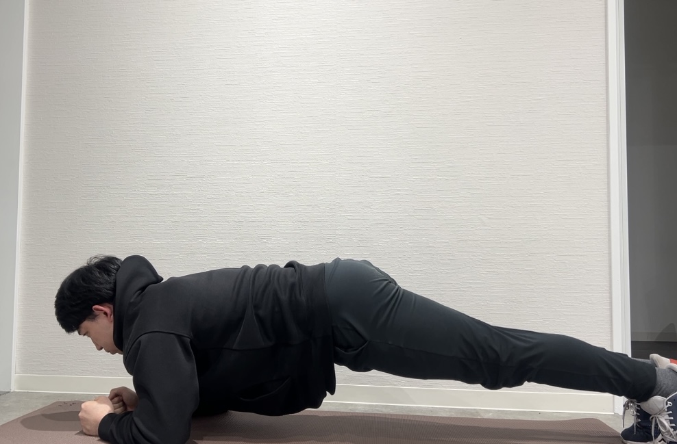 腹筋トレーニングの1つ「プランク」をしているトレーナー