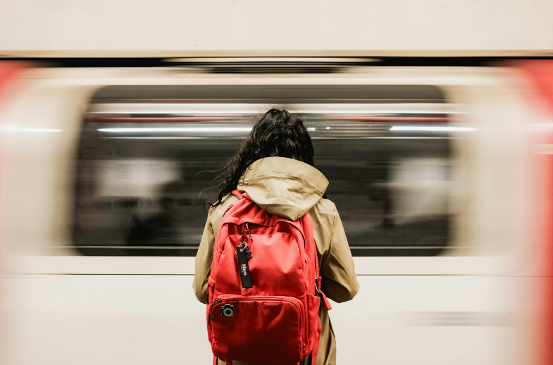 通勤時に電車を待つ女性