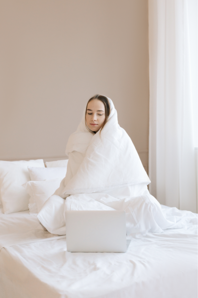 毛布にくるまった女性