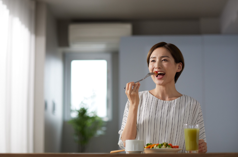 健康的な食事を楽しむ女性