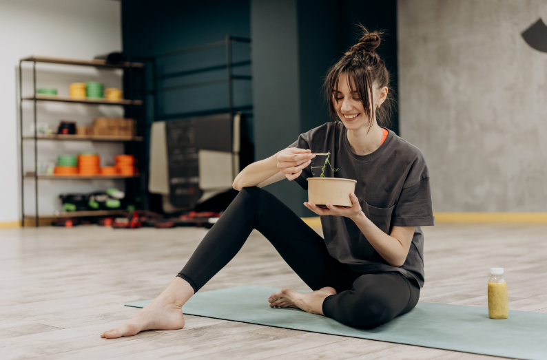 健康的な食事を摂る女性