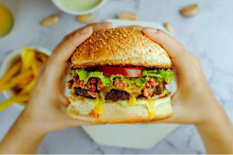 ハンバーガーを食べる直前の人