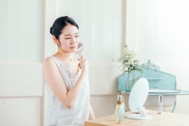 肌ケアする女性