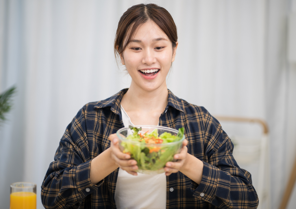サラダボウルを持つ女性