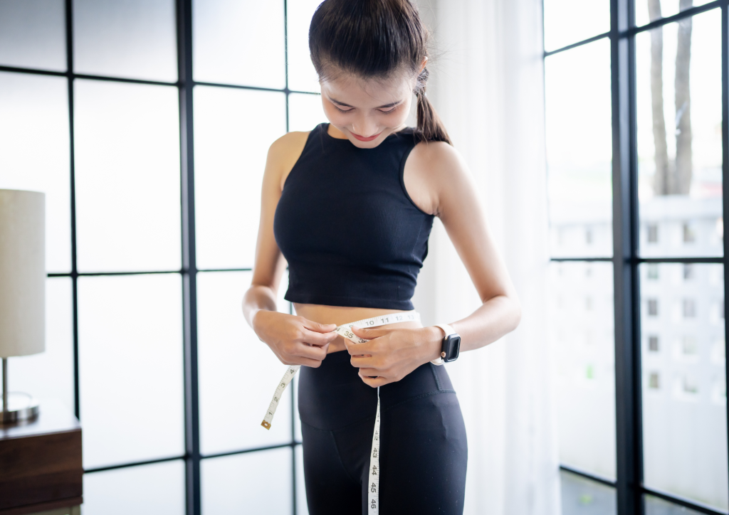 メジャーでウエストを測る女性