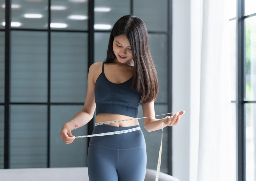 ウエストを測る女性