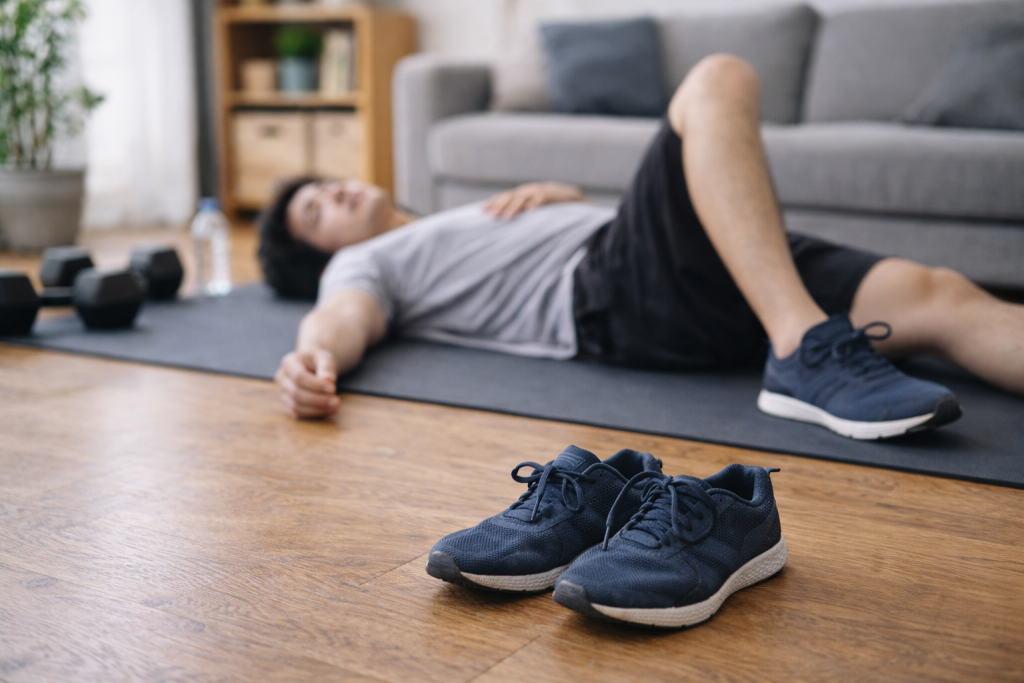 床に置かれたランニングシューズが運動の準備完了を示している